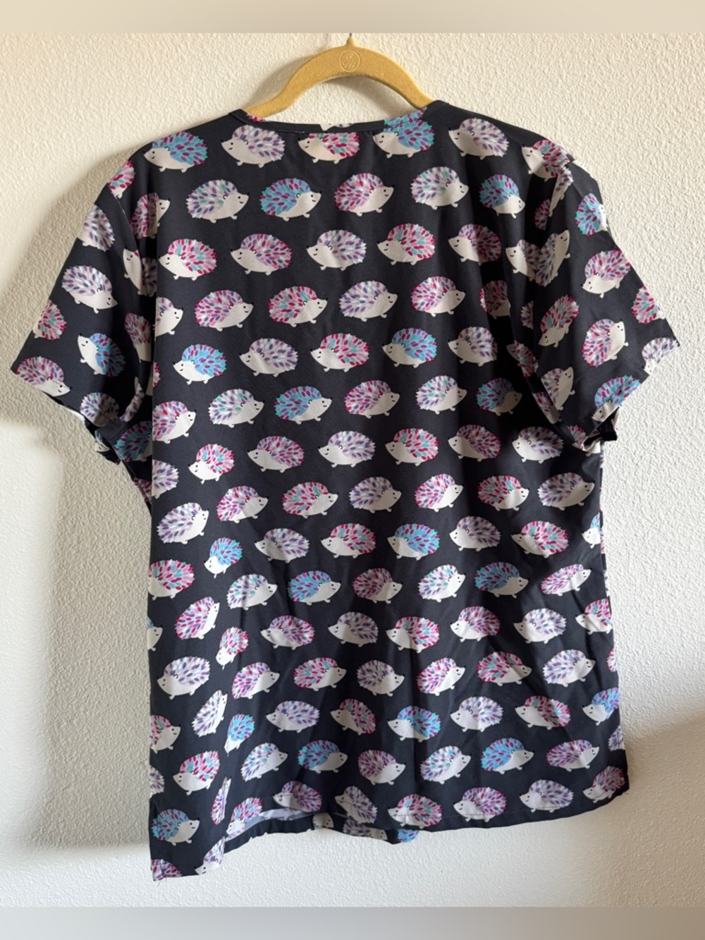 Tasha + Me Hedgehog Print Scrub Top Womens L Gray V-Neck Nurse Vet Tech - Picture 2 of 4